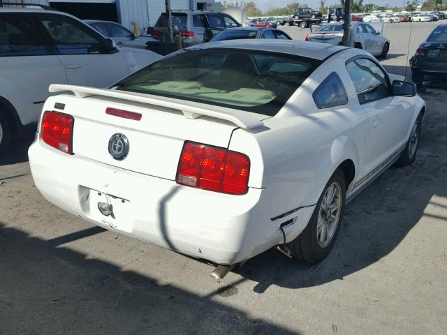 1ZVFT80N865157831 - 2006 FORD MUSTANG WHITE photo 4