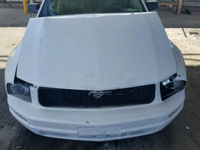 1ZVFT80N865157831 - 2006 FORD MUSTANG WHITE photo 7