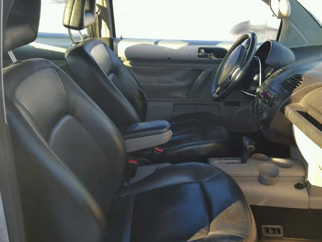 3VWDD21C9YM482824 - 2000 VOLKSWAGEN NEW BEETLE ვერცხლისფერი ფოტო 5