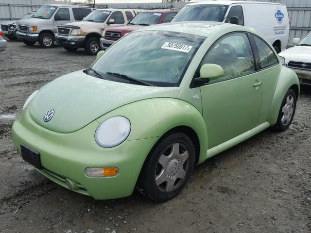 3VWDD21C9YM440623 - 2000 VOLKSWAGEN NEW BEETLE GREEN photo 2