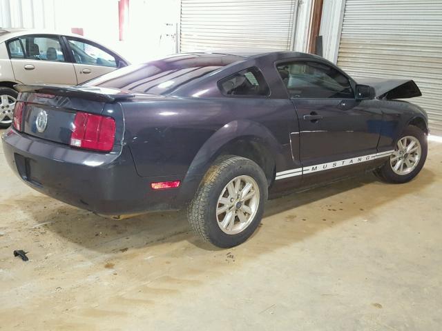 1ZVFT80N975213180 - 2007 FORD MUSTANG GRAY photo 4