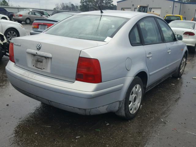 WVWMA63B9WE119241 - 1998 VOLKSWAGEN PASSAT GLS SILVER photo 4