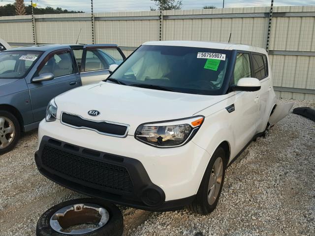 KNDJN2A20G7383635 - 2016 KIA SOUL WHITE photo 2