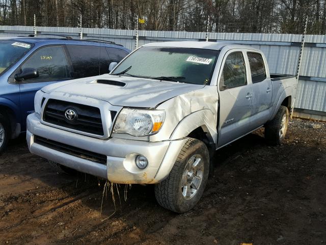 5TEKU72N45Z099377 - 2005 TOYOTA TACOMA DOU SILVER photo 2