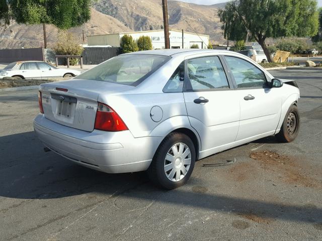 1FAFP34N25W315387 - 2005 FORD FOCUS ZX4 SILVER photo 4