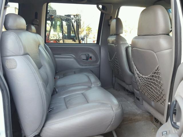 3GNGK26JXXG251917 - 1999 CHEVROLET SUBURBAN K WHITE photo 6