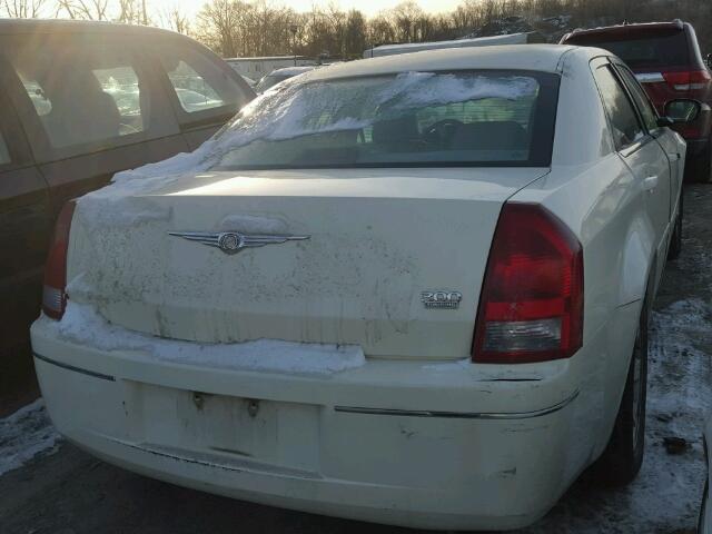 2C3JA53GX5H164001 - 2005 CHRYSLER 300 TOURIN CREAM photo 4