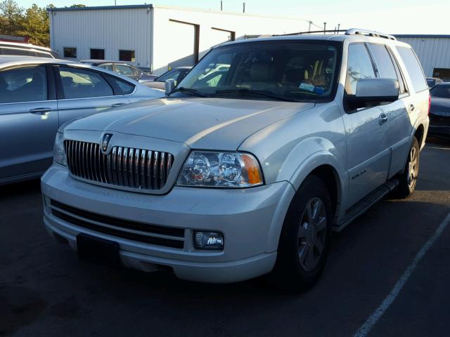 5LMFU28506LJ04269 - 2006 LINCOLN NAVIGATOR WHITE photo 2