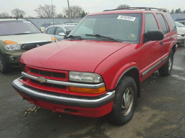 1GNDT13W11K244221 - 2001 CHEVROLET BLAZER RED photo 2