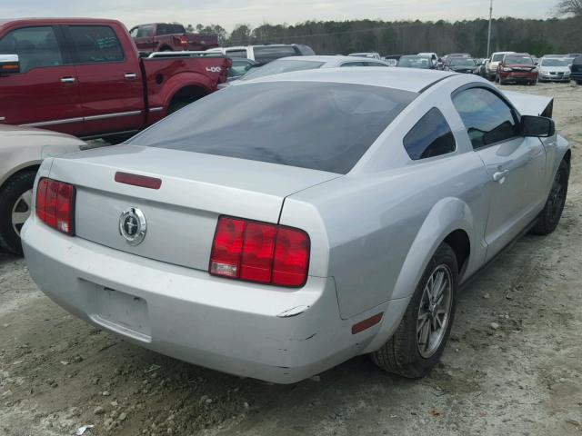 1ZVFT80N455136442 - 2005 FORD MUSTANG GRAY photo 4