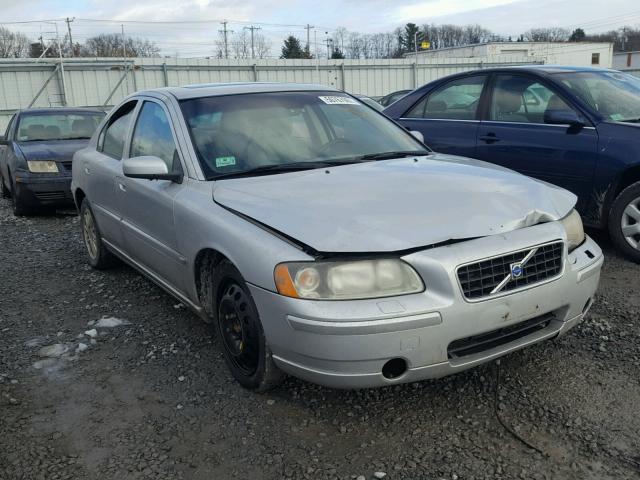 YV1RS612552435042 - 2005 VOLVO S60 SILVER photo 1