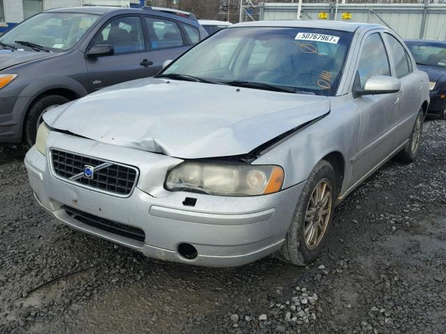 YV1RS612552435042 - 2005 VOLVO S60 SILVER photo 2