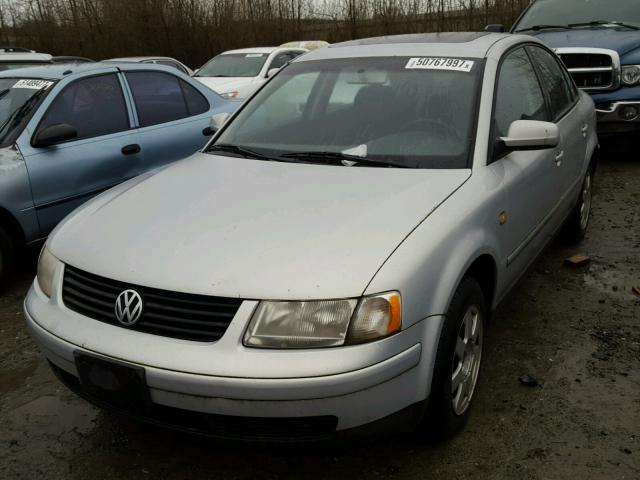 WVWMA23B5YP110536 - 2000 VOLKSWAGEN PASSAT GLS SILVER photo 2