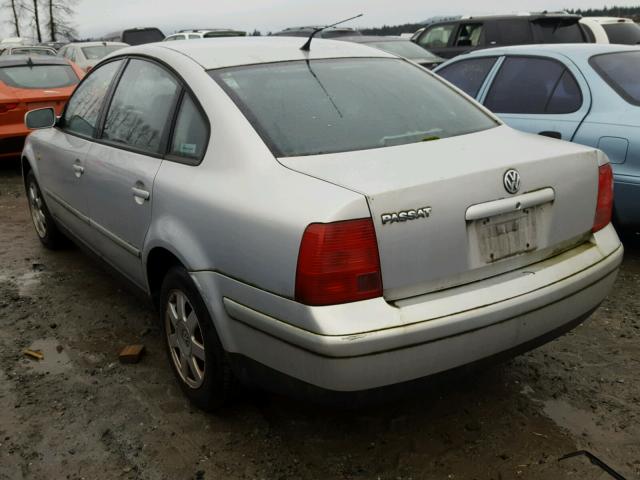 WVWMA23B5YP110536 - 2000 VOLKSWAGEN PASSAT GLS SILVER photo 3