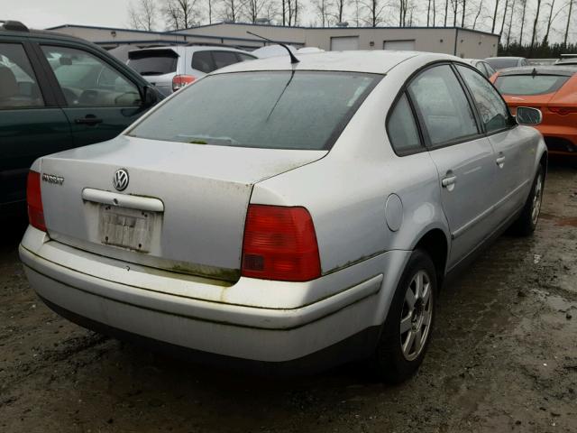 WVWMA23B5YP110536 - 2000 VOLKSWAGEN PASSAT GLS SILVER photo 4