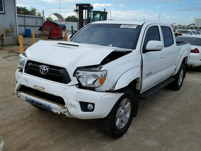 3TMJU4GN8FM178097 - 2015 TOYOTA TACOMA DOU WHITE photo 2