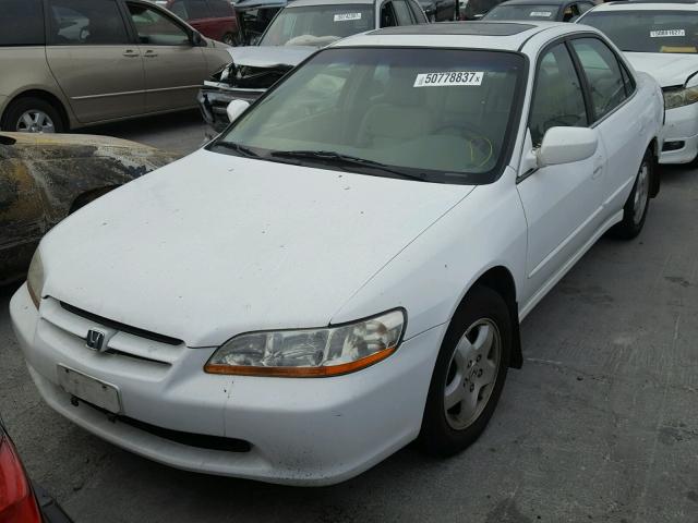 1HGCG1658XA003901 - 1999 HONDA ACCORD EX WHITE photo 2