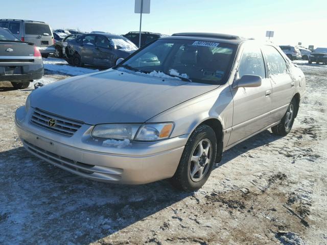 JT2BG28K9W0136621 - 1998 TOYOTA CAMRY LE SILVER photo 2