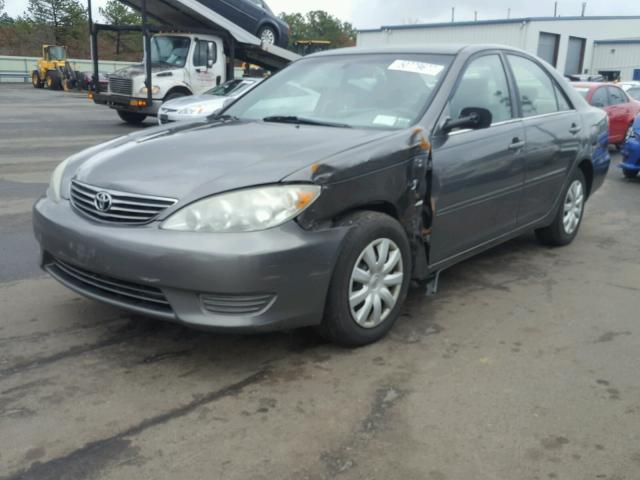 4T1BE32K75U529838 - 2005 TOYOTA CAMRY LE GREEN photo 2