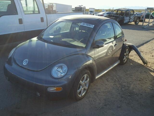 3VWCD31CX5M415498 - 2005 VOLKSWAGEN NEW BEETLE 石墨色 照片 2