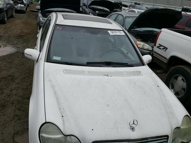 WDBRF61J11F131712 - 2001 MERCEDES-BENZ C 240 WHITE photo 9