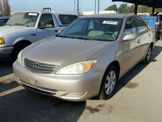 4T1BE32K42U021547 - 2002 TOYOTA CAMRY LE BEIGE photo 2