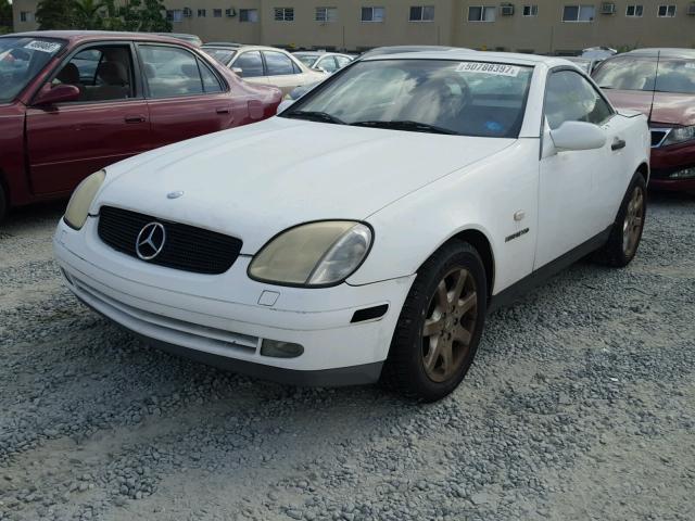 WDBKK47F3XF087323 - 1999 MERCEDES-BENZ SLK 230 KO WHITE photo 2