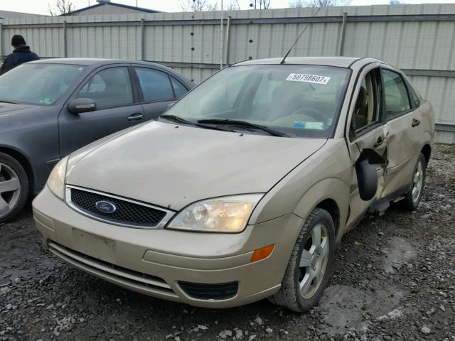 1FAFP34N86W135185 - 2006 FORD FOCUS ZX4 GOLD photo 2