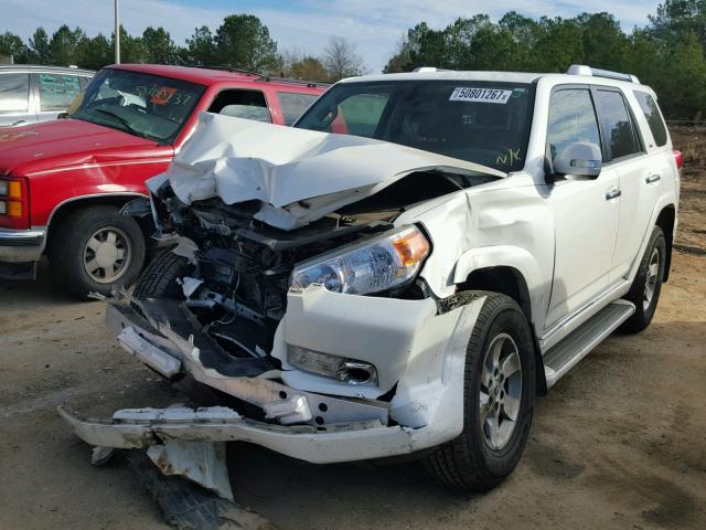 JTEZU5JR2D5048075 - 2013 TOYOTA 4RUNNER SR WHITE photo 2