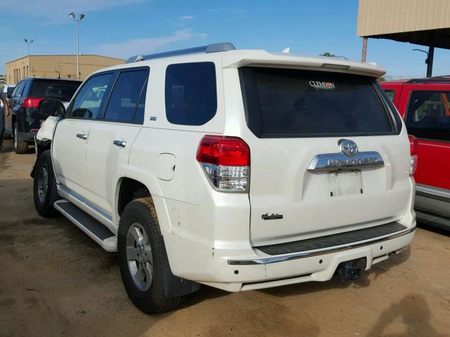 JTEZU5JR2D5048075 - 2013 TOYOTA 4RUNNER SR WHITE photo 3