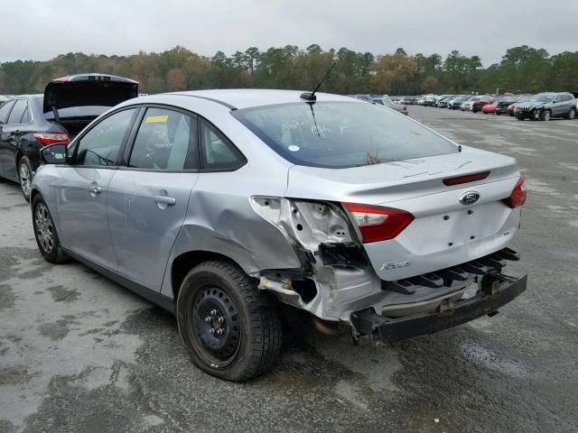 1FAHP3F26CL211480 - 2012 FORD FOCUS SE SILVER photo 3