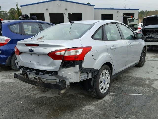 1FAHP3F26CL211480 - 2012 FORD FOCUS SE SILVER photo 4