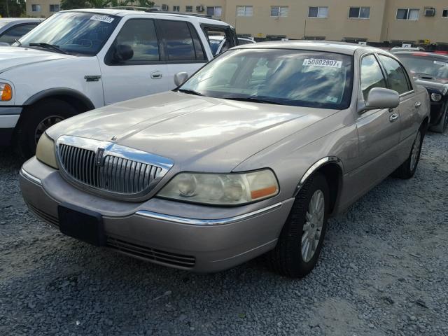 1LNHM81W93Y674206 - 2003 LINCOLN TOWN CAR E BEIGE photo 2