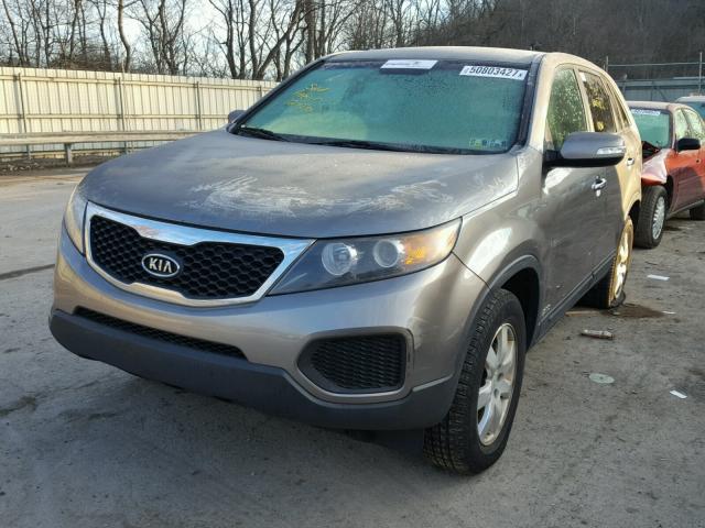 5XYKTCA13BG015615 - 2011 KIA SORENTO BA GRAY photo 2