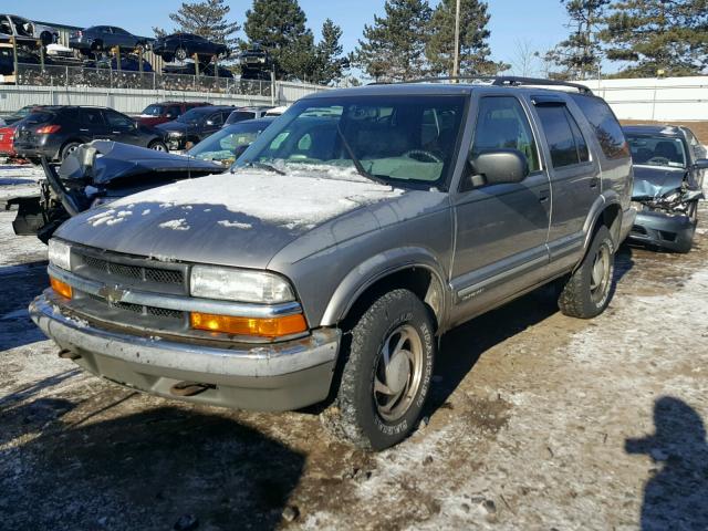 1GNDT13W912201827 - 2001 CHEVROLET BLAZER GRAY photo 2