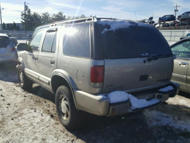 1GNDT13W912201827 - 2001 CHEVROLET BLAZER GRAY photo 3