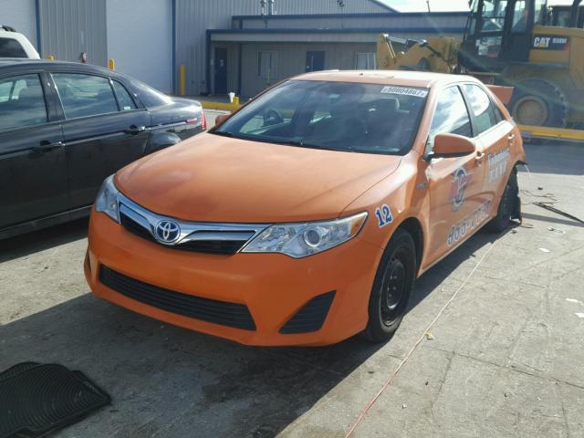 4T1BD1FK2DU083260 - 2013 TOYOTA CAMRY HYBR ORANGE photo 2