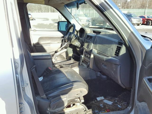 1J4PN3GK8BW588300 - 2011 JEEP LIBERTY RE SILVER photo 5