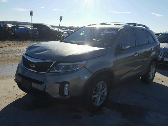 5XYKT3A66FG630516 - 2015 KIA SORENTO LX GRAY photo 2