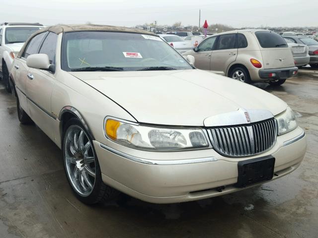 1LNHM83WX2Y615743 - 2002 LINCOLN TOWN CAR C CREAM photo 1