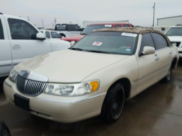 1LNHM83WX2Y615743 - 2002 LINCOLN TOWN CAR C CREAM photo 2