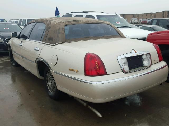 1LNHM83WX2Y615743 - 2002 LINCOLN TOWN CAR C CREAM photo 3