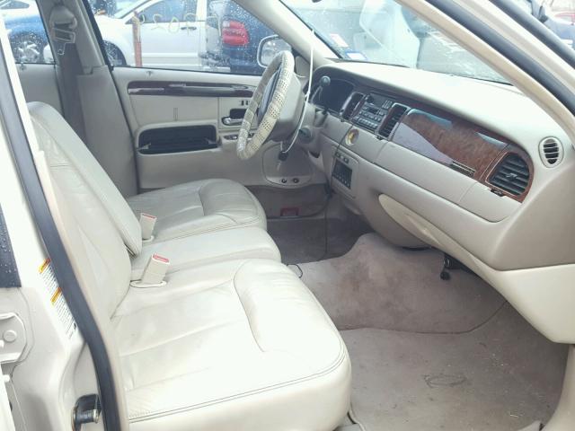 1LNHM83WX2Y615743 - 2002 LINCOLN TOWN CAR C CREAM photo 5