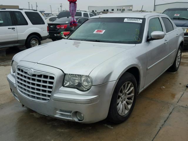 2C3KA33G18H188555 - 2008 CHRYSLER 300 LIMITE SILVER photo 2