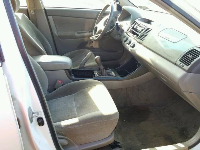JTDBE32K930183316 - 2003 TOYOTA CAMRY LE WHITE photo 5