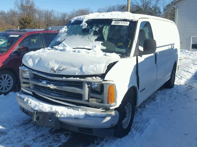 1GCFG15W721232701 - 2002 CHEVROLET EXPRESS G1 WHITE photo 2