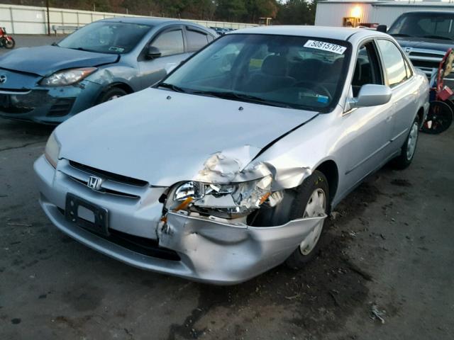 1HGCG6654YA001707 - 2000 HONDA ACCORD LX SILVER photo 2