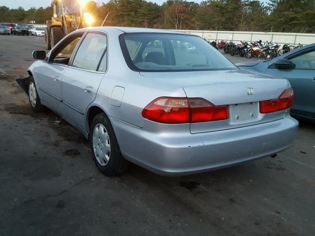 1HGCG6654YA001707 - 2000 HONDA ACCORD LX SILVER photo 3