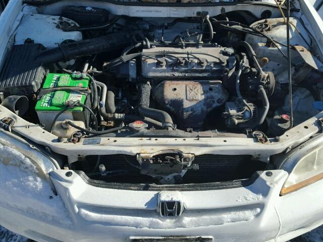 1HGCG5640WA179936 - 1998 HONDA ACCORD LX WHITE photo 7