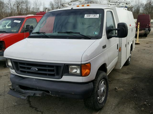 1FDSE35L75HA94588 - 2005 FORD ECONOLINE WHITE photo 2